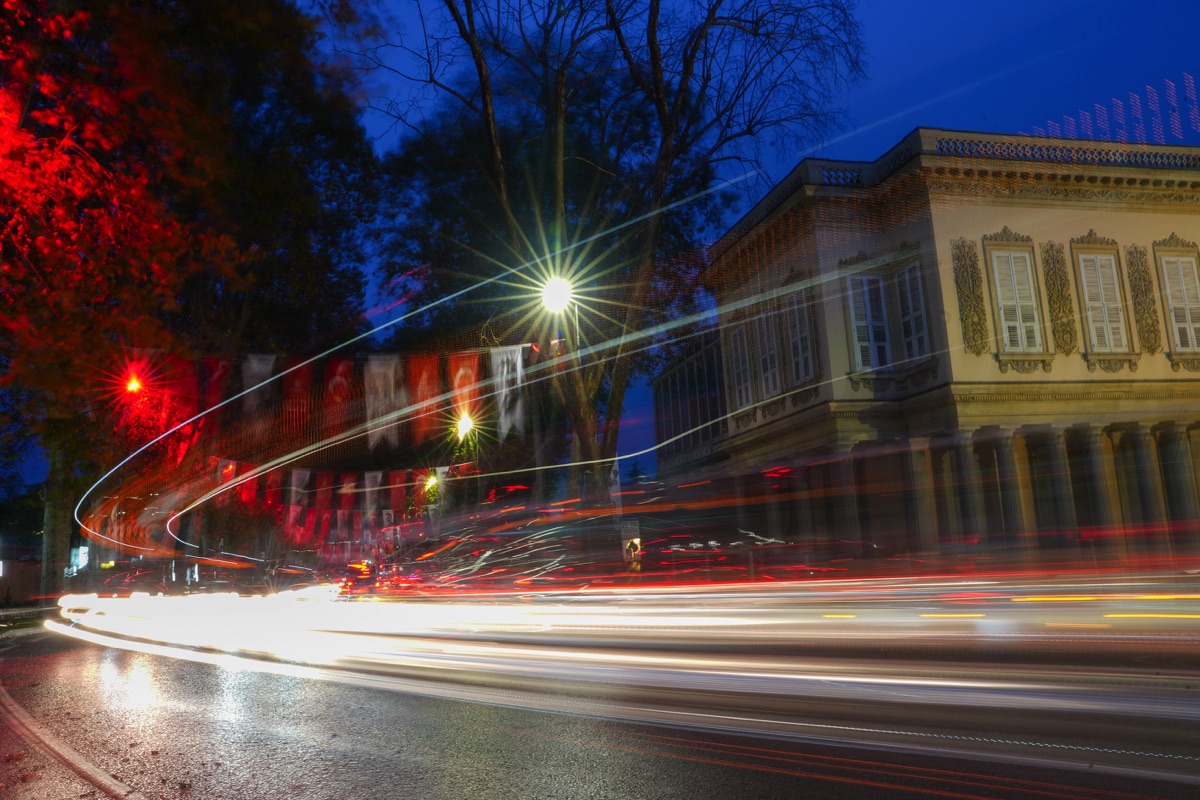 Dolmabahçe Türk Bayrağı’nın renkleri ile aydınlanıyor 4