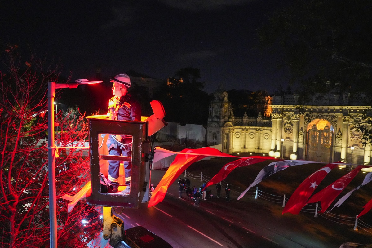 Dolmabahçe Türk Bayrağı’nın renkleri ile aydınlanıyor 6