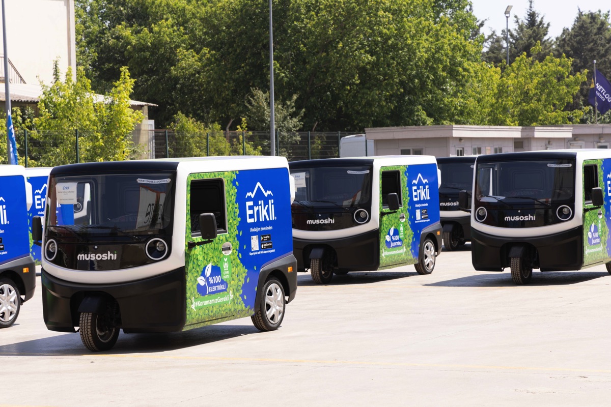 Suyu elektrikli araçla dağıtıyor