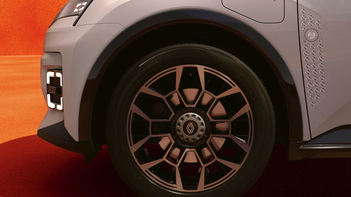 Roland-Garros’ya özel elektrikli Renault 5 12