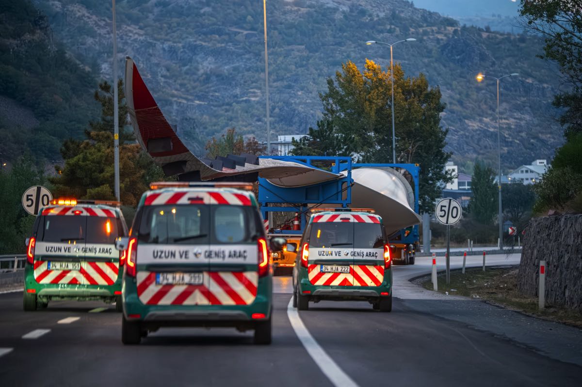 Türkiye’nin en uzun türbin kanatları taşındı 1