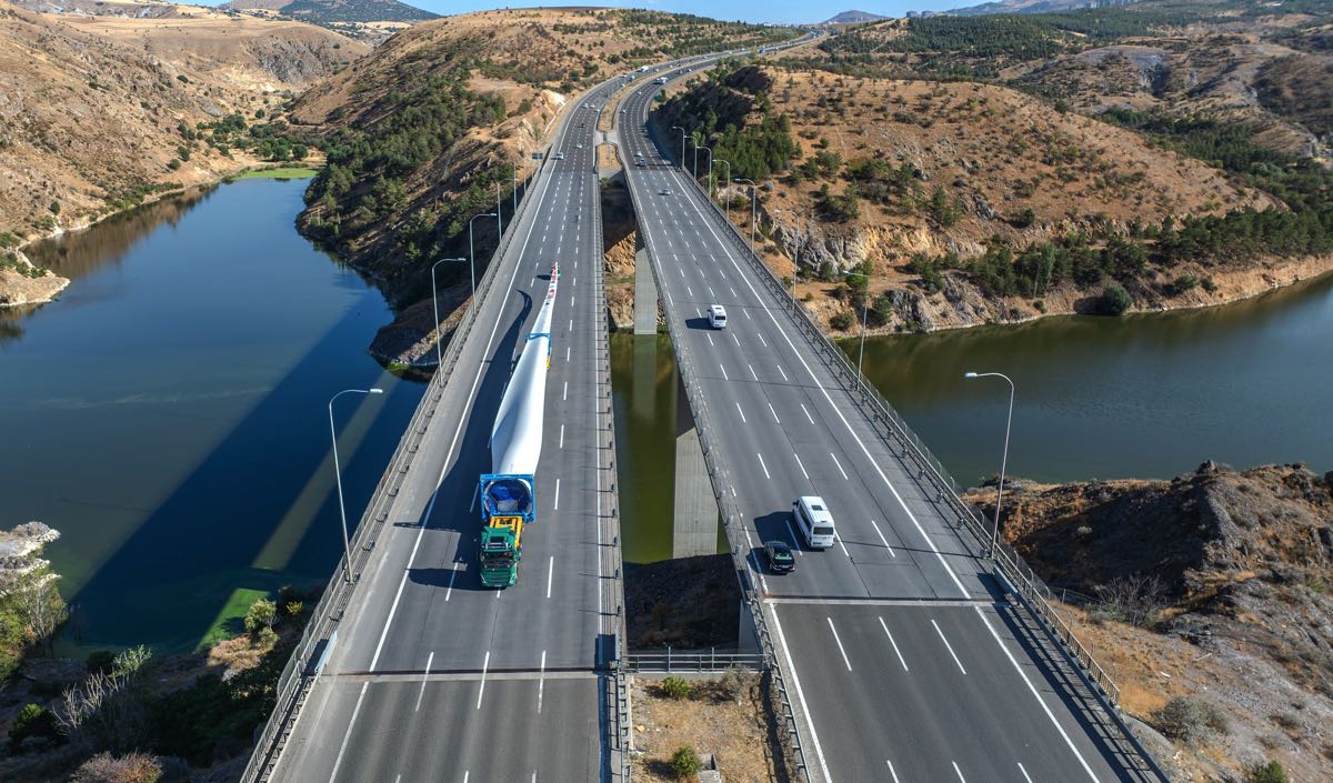 Türkiye’nin en uzun türbin kanatları taşındı 2