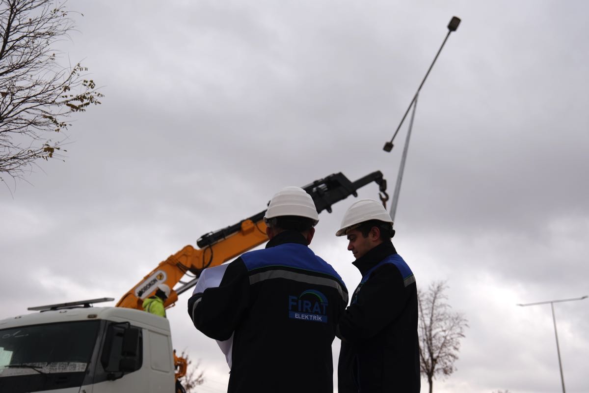 Fırat EDAŞ Malatya’da şebekeyi ayağa kaldırıyor
