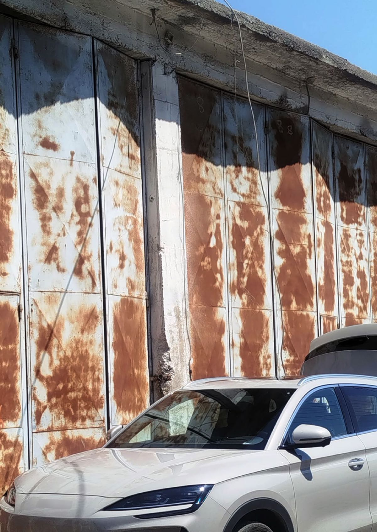 Kaçak elektrikle otomobil şarj ederken yakalandı 1