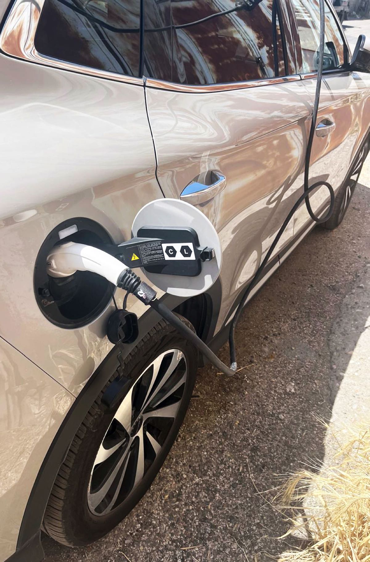 Kaçak elektrikle otomobil şarj ederken yakalandı 4