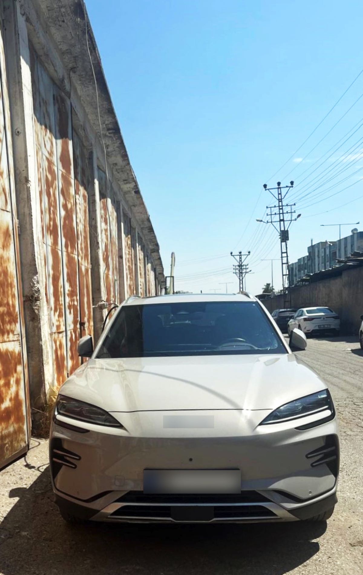 Kaçak elektrikle otomobil şarj ederken yakalandı 5