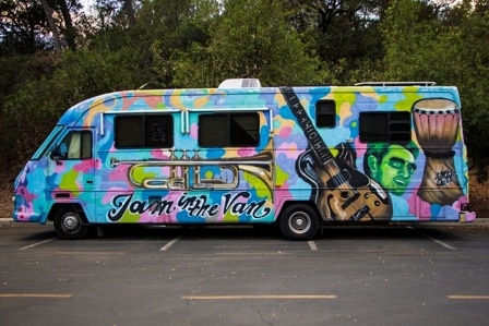 Güneş enerjisiyle çalışan müzik karavanı yollarda