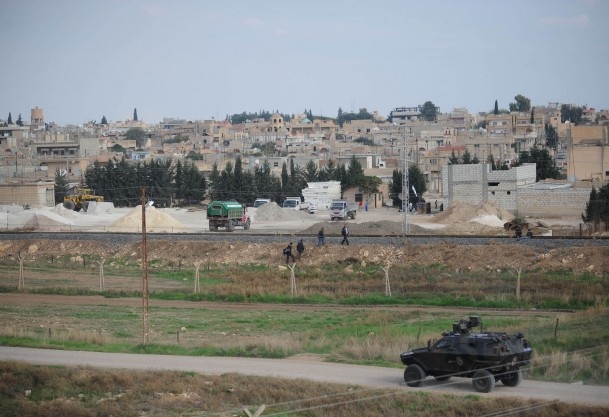 IŞİD Suriye`de bir petrol sahasını daha ele geçirdi