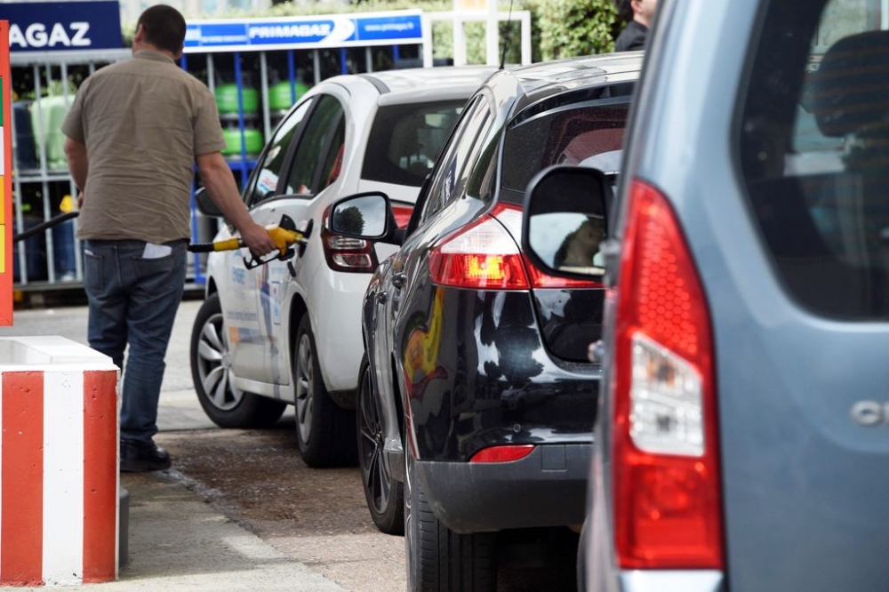 Fransa'da grev nedeniyle akaryakıt sıkıntısı başladı