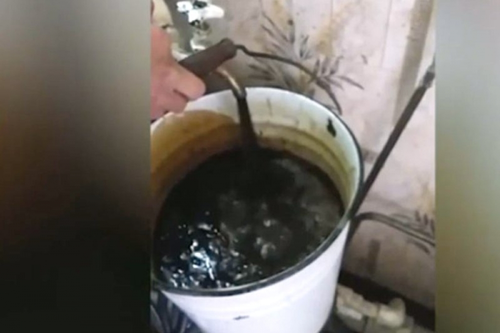 Rus köyünde musluklardan petrol aktı