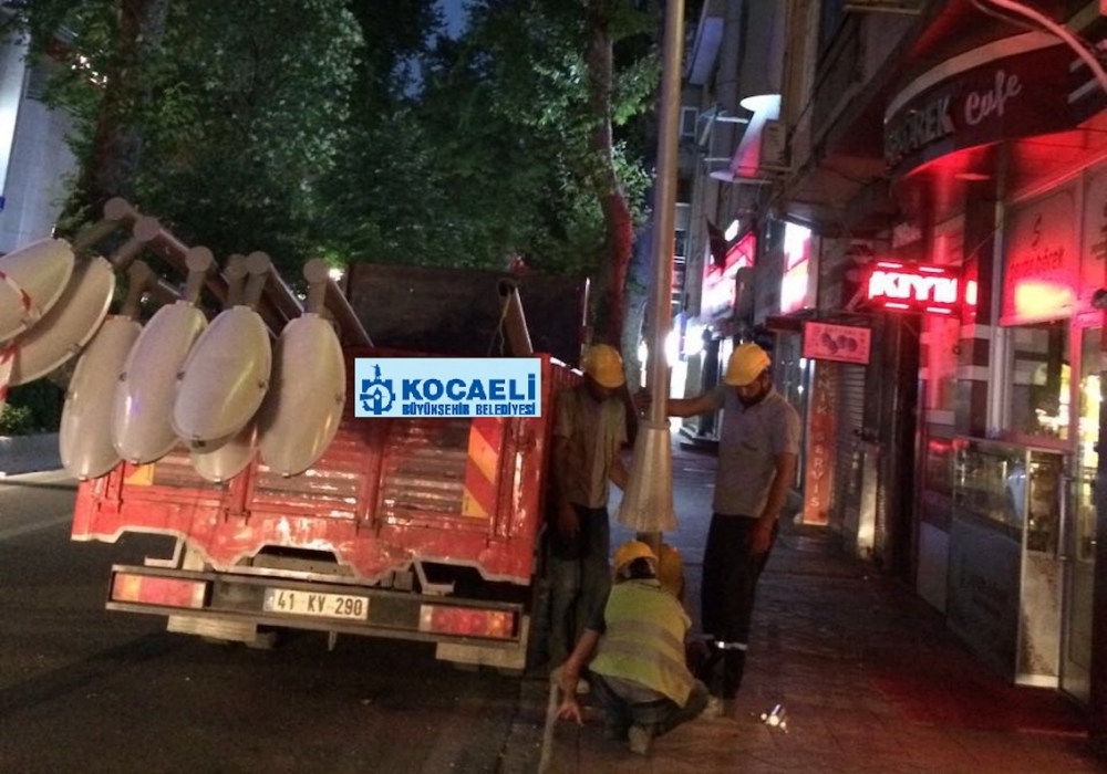 İzmit’te aydınlatma direkleri yenileniyor