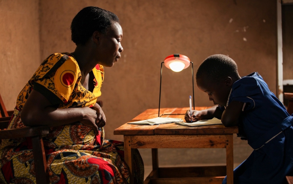 Afrikalı çocuklar solar lambayla ders çalışacak