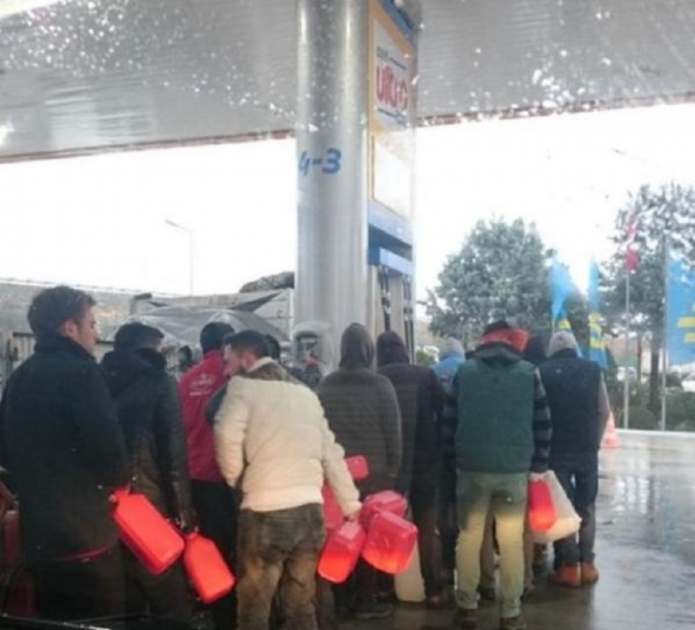 Elektrik kesintileri benzin kuyruğu getirdi