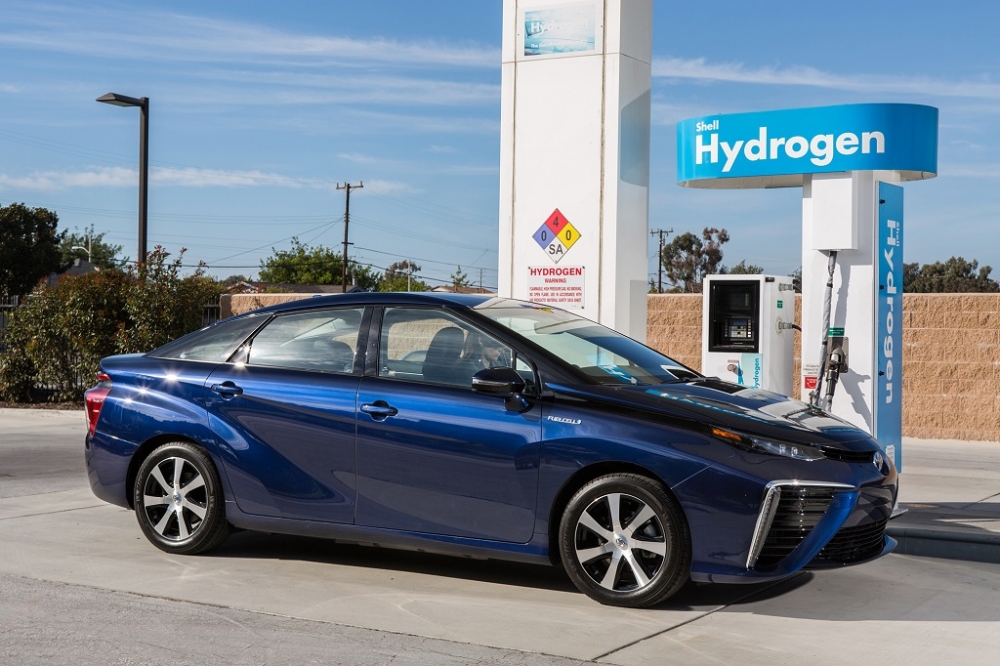 Toyota, hidrojen yakıtlı Mirai'leri servislere çağırdı