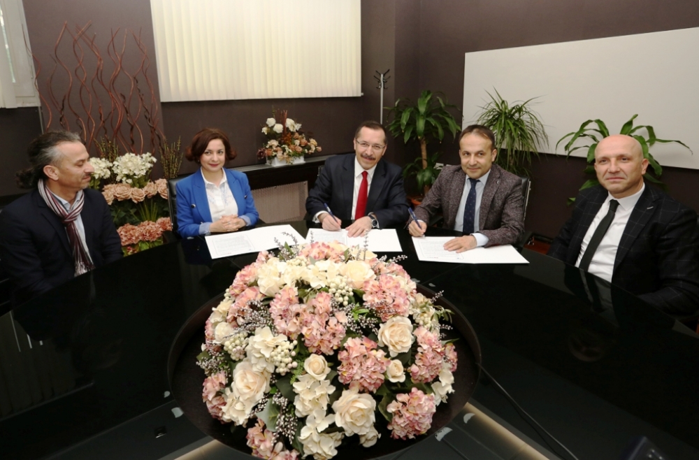 Zorlu'dan Pamukkale Üniversitesi gençlerine destek