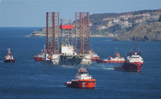 Dev petrol arama platformu Çanakkale Boğazı`ndan geçti