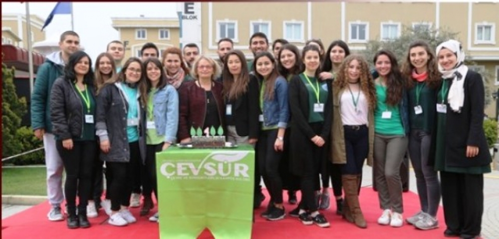 Üniversiteliler plastik atıktan telefon tutucu üretti