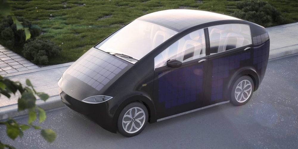 Güneş panelleriyle sarılı araba gün sayıyor