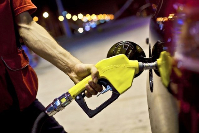 Benzin satışı Ocak`ta yüzde 7.6 arttı