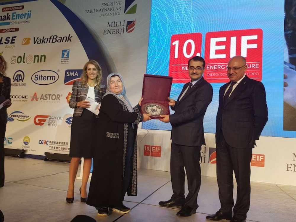 Kezban Teyze plaketini aldı ama elektriğini satamıyor