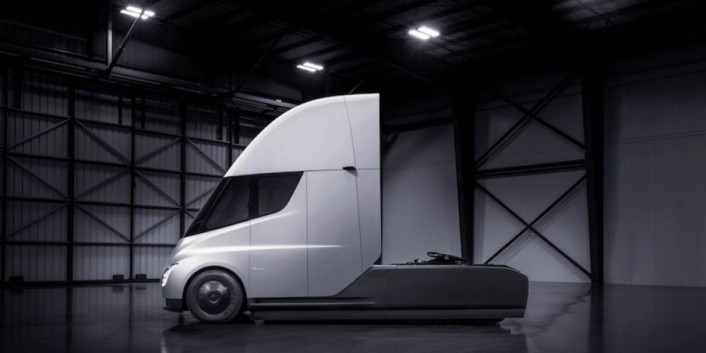 Tesla, mermi tasarımlı elektrikli kamyonunu tanıttı