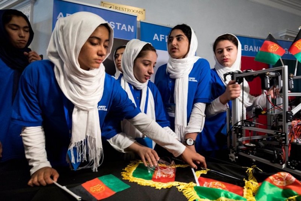 Afgan kızlar güneş enerjili çiftçi robot geliştirdiler