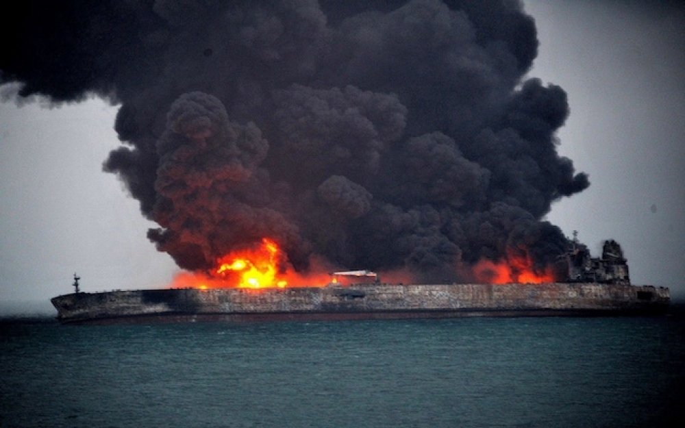 Güney Kore’ye İran petrolü taşıyan gemi 4 gündür yanıyor!