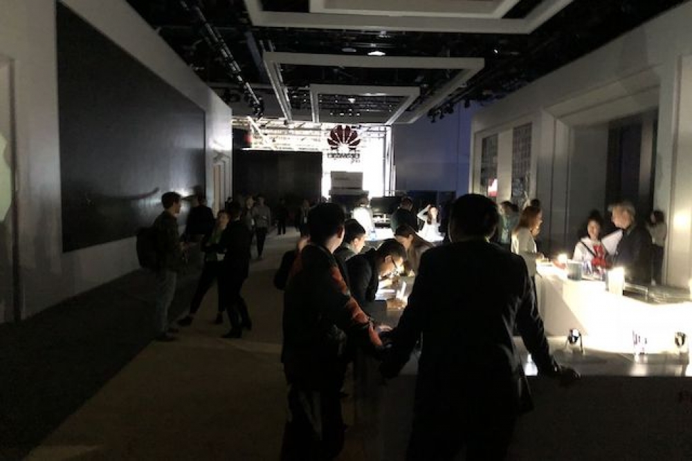 Teknoloji fuarında elektrikler kesildi