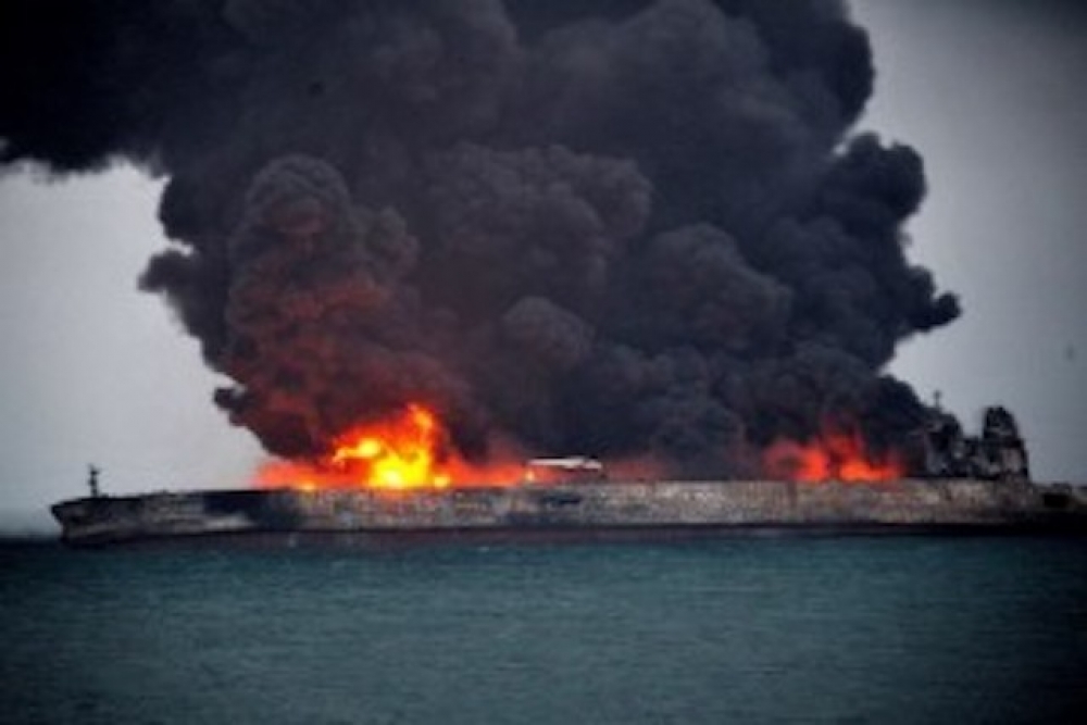 Doğu Çin Denizi’nde yanan petrol gemisi battı