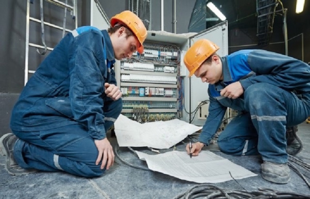 Elektrikte iş güvenliği standart ekipmandan geçer