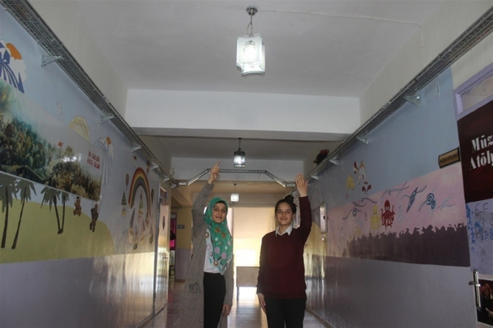 Okullarının elektrik faturasını azalttılar