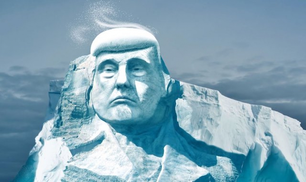 Trump iklim değişikliğini kendi buz heykeliyle görecek