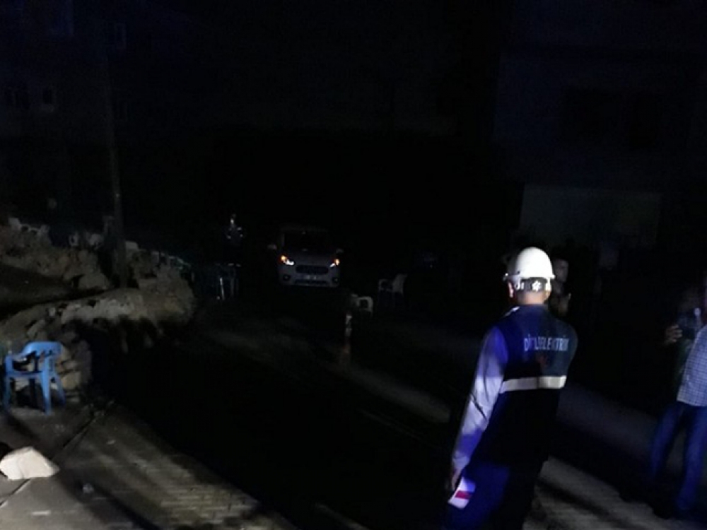 Havaya ateş açıldı, elektrik iletim hattı koptu