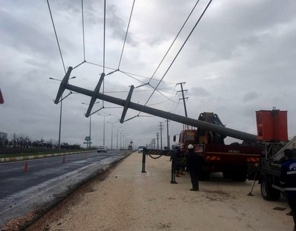 Aşırı yağış Diyarbakır’da elektrik direklerini devirdi