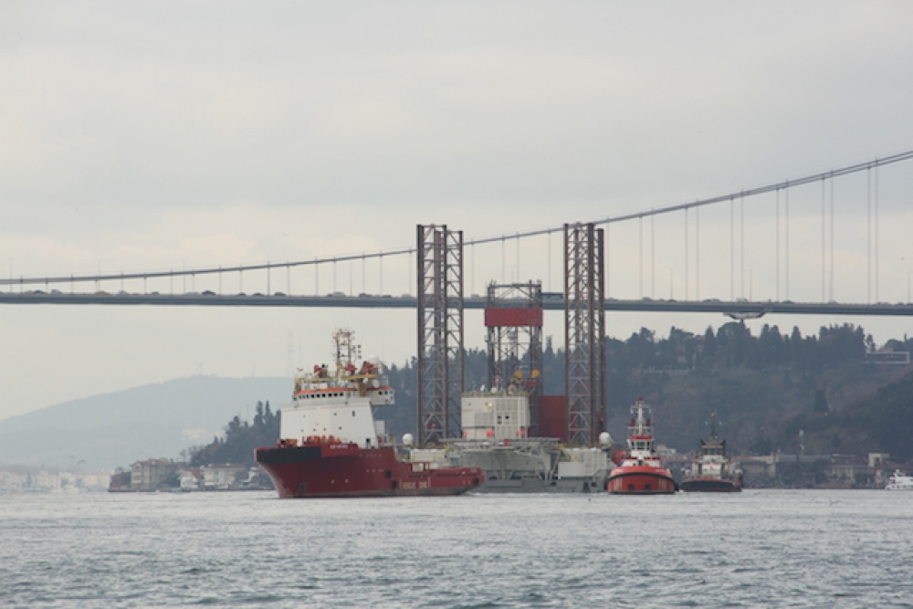 Dev platform Boğaz’dan geçti