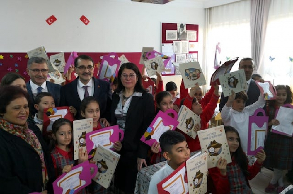 Enerji Bakanı miniklere karne ve dergi dağıttı