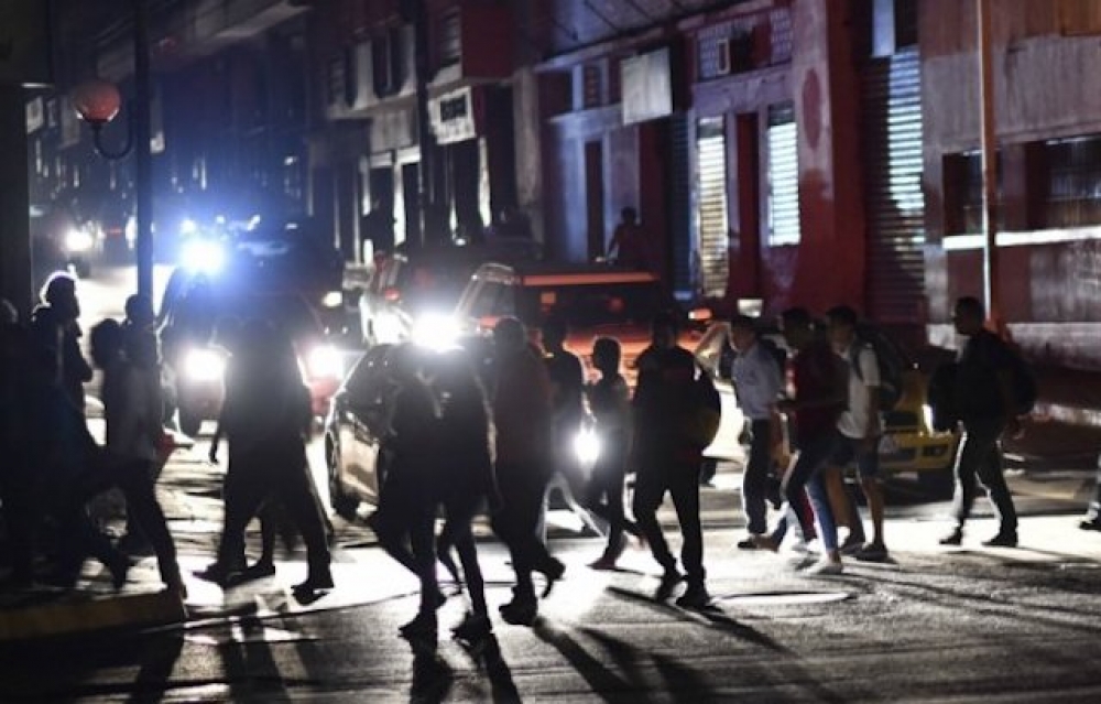 Venezuela elektrik kesintisiyle karanlığa gömüldü