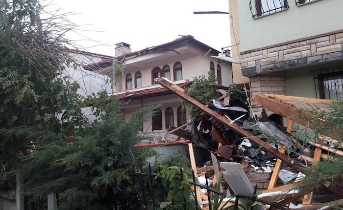 Kandıra’da fırtına ve yağış elektrik kesintilerine neden oldu