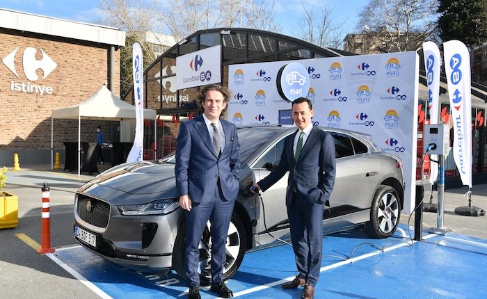 Eşarj istasyonları CarrefourSA marketlerinde