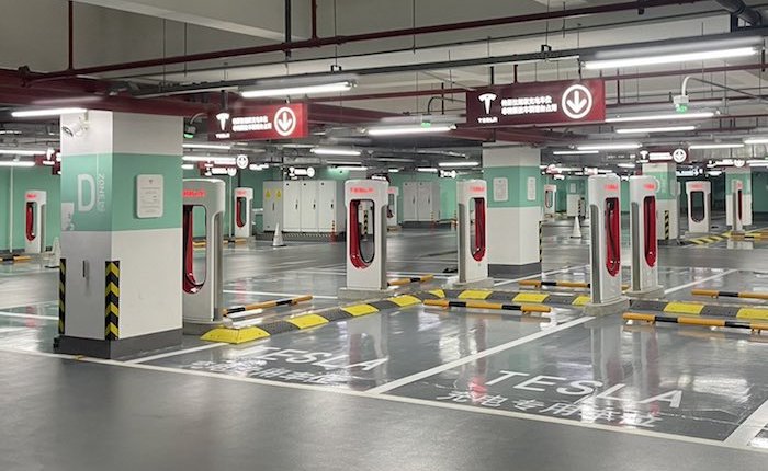 Tesla en büyük şarj istasyonunu Çin’de kurdu