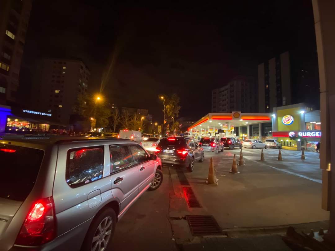 Akaryakıt istasyonlarında zam kuyruğu...