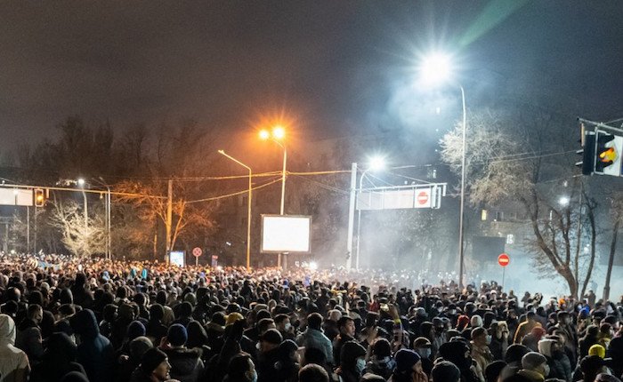 Kazak halkının gaz zammı protestoları hükümeti düşürdü