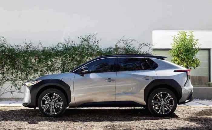 Toyota, ilk elektrikli araç modelini tanıttı