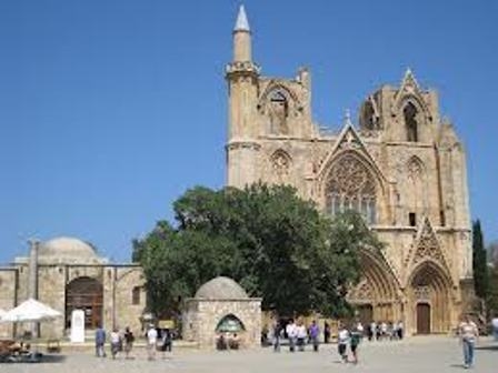 KKTC’de borç camileri kararttı