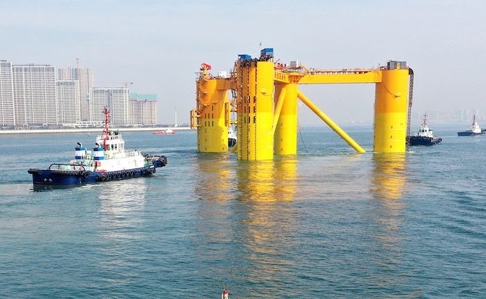 Çin'in ilk derin deniz yüzer rüzgar enerjisi platformu denize açıldı