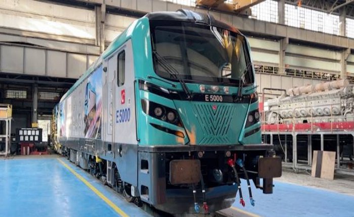 Türkiye’nin ilk ana hat elektrikli lokomotifi hizmete başladı