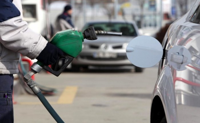 Benzin litre fiyatı 1,94 kuruş geriledi
