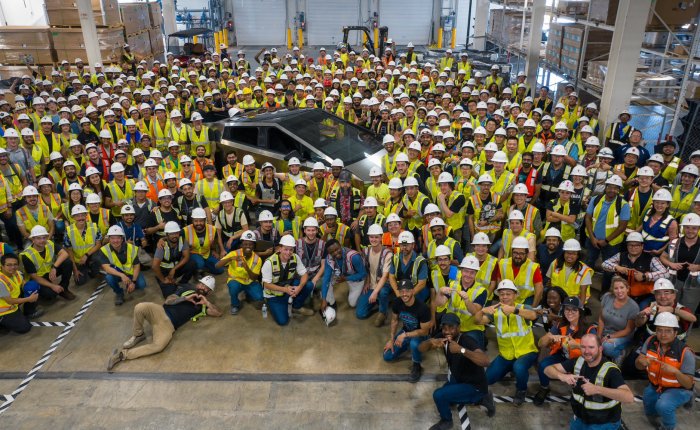 Tesla ilk Cybertruck'ını üretti