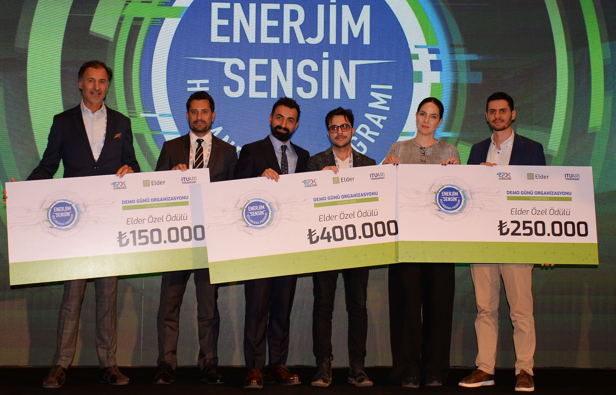 Otoparkta gezebilen “şarj robotu”na ödül 