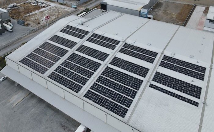 BİM, depolarının çatılarına GES kurulumunu sürdürüyor